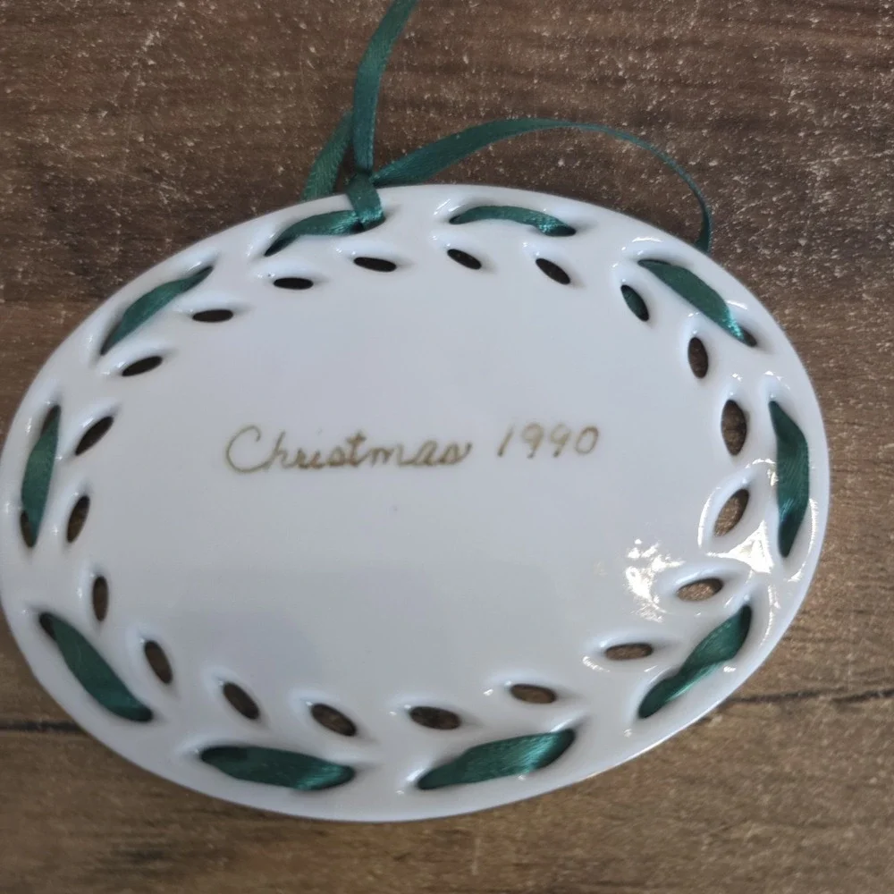 Hand Painted Pierced Leaf Porcelain Christmas Ornament Snowy Cottage‎ Scene 3.5